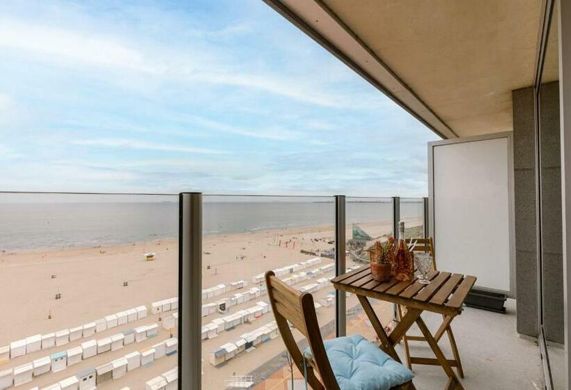 Spacious And Bright Apartment With Terrace Beach View