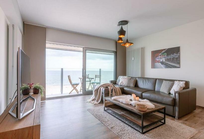 Spacious And Bright Apartment With Terrace Beach View