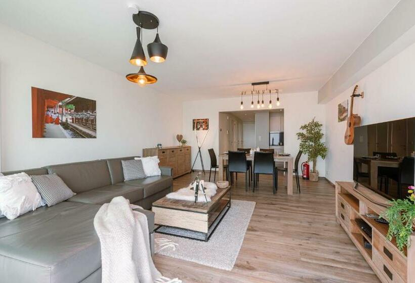 Spacious And Bright Apartment With Terrace Beach View