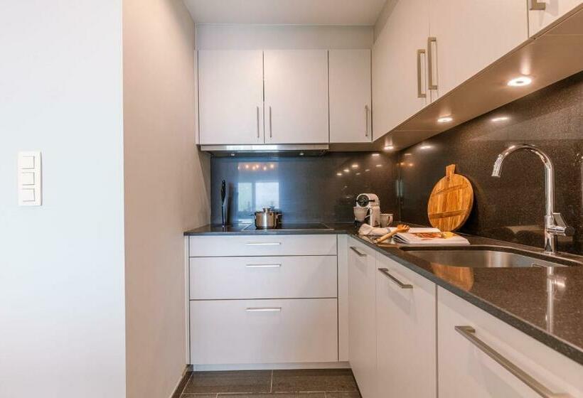 Spacious And Bright Apartment With Terrace Beach View