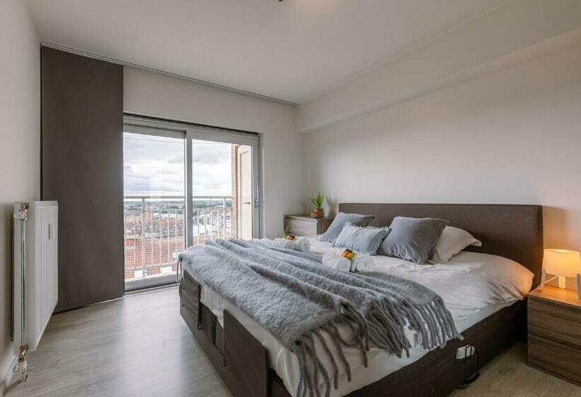 Spacious And Bright Apartment With Terrace Beach View