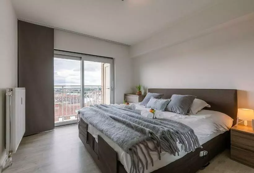 Spacious And Bright Apartment With Terrace Beach View