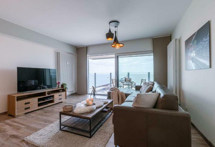 Spacious And Bright Apartment With Terrace Beach View