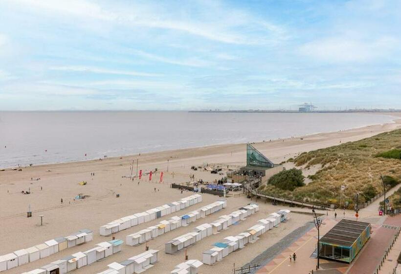 Spacious And Bright Apartment With Terrace Beach View