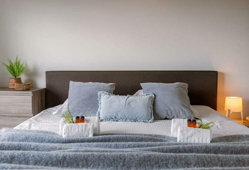 Spacious And Bright Apartment With Terrace Beach View