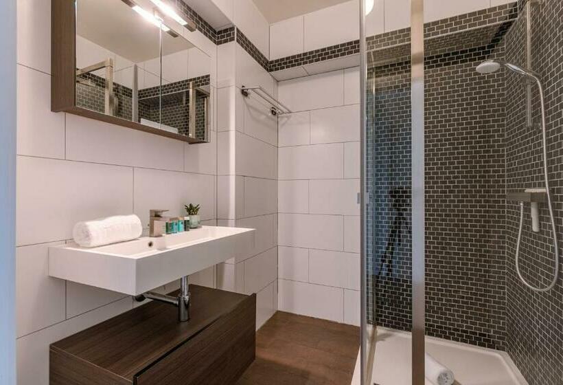 Spacious And Bright Apartment With Terrace Beach View