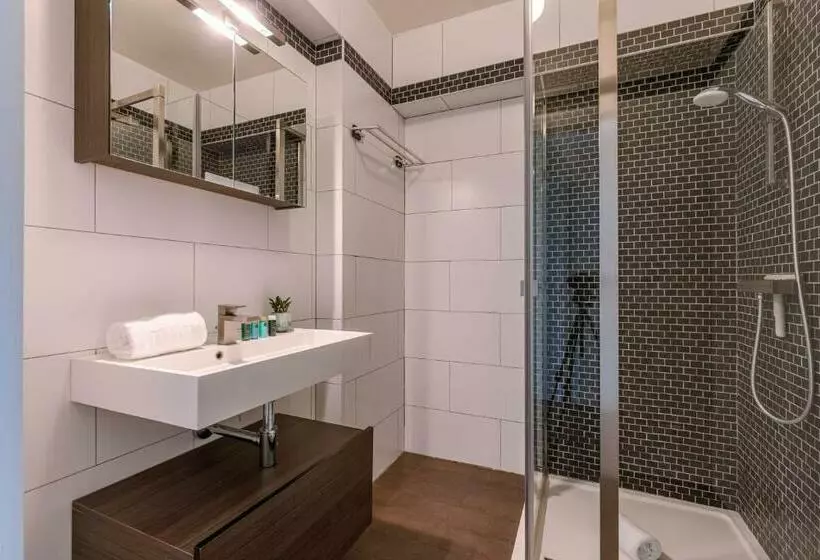 Spacious And Bright Apartment With Terrace Beach View