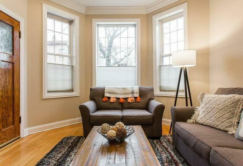 The Wrigleyville Deluxe Steps From Wrigley Sleeps 10