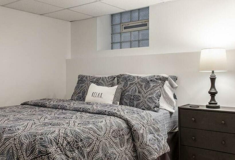 The Wrigleyville Deluxe Steps From Wrigley Sleeps 10