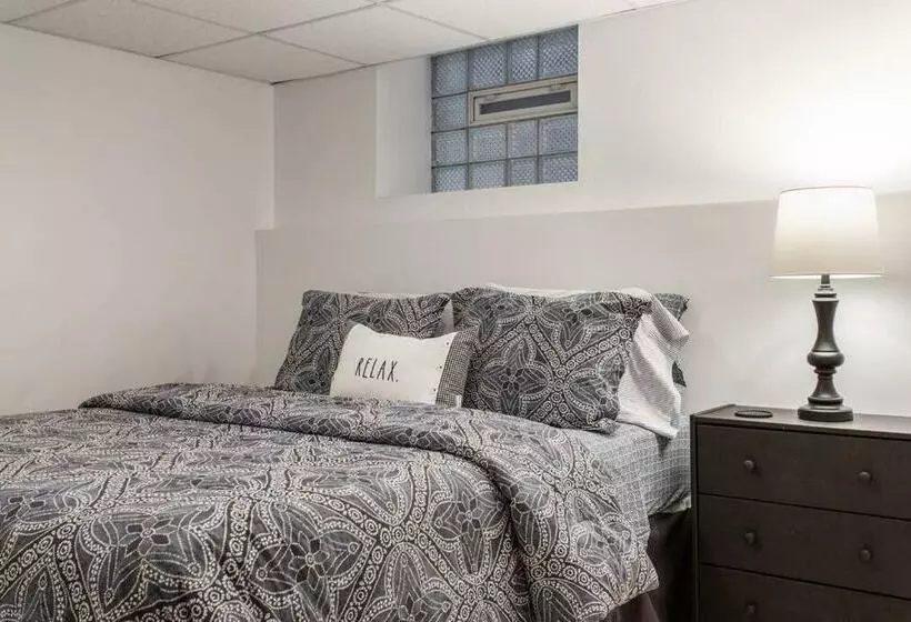 The Wrigleyville Deluxe  Steps From Wrigley Sleeps 10