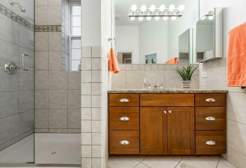 The Wrigleyville Deluxe Steps From Wrigley Sleeps 10