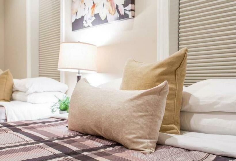 The Wrigleyville Deluxe Steps From Wrigley Sleeps 10