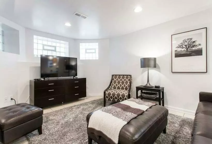 The Wrigleyville Deluxe  Steps From Wrigley Sleeps 10