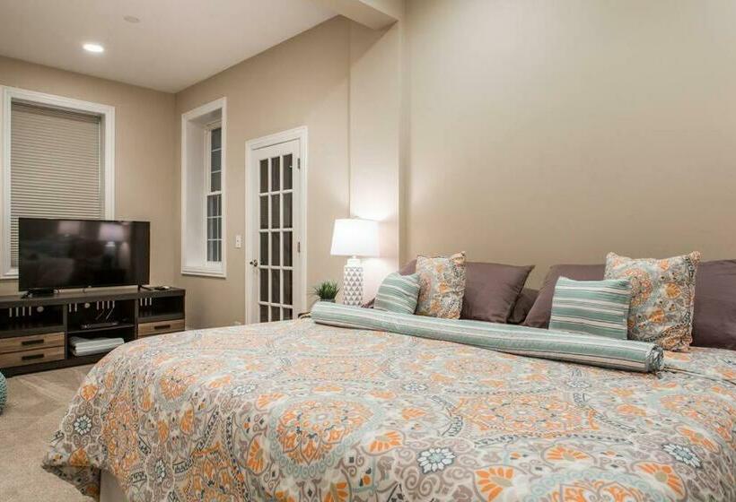 The Wrigleyville Deluxe Steps From Wrigley Sleeps 10