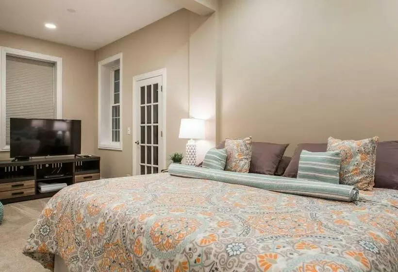 The Wrigleyville Deluxe  Steps From Wrigley Sleeps 10