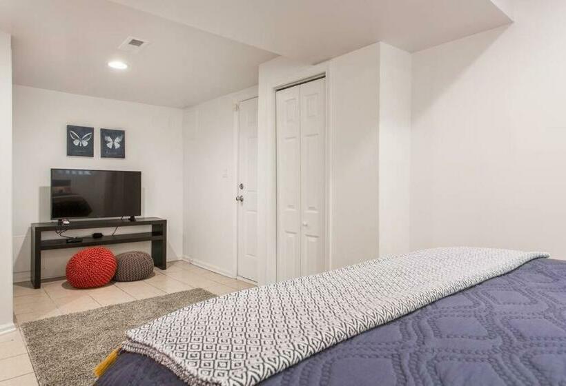 The Wrigleyville Deluxe Steps From Wrigley Sleeps 10