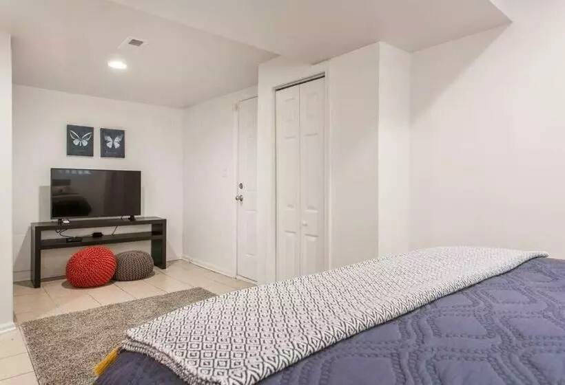 The Wrigleyville Deluxe  Steps From Wrigley Sleeps 10