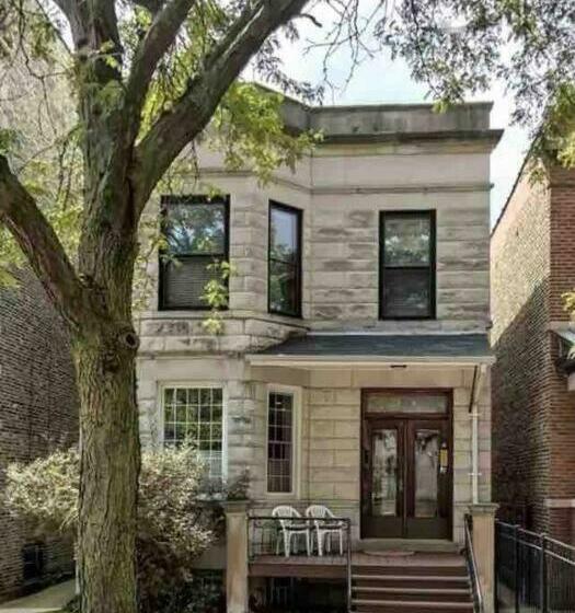 The Wrigleyville Deluxe Steps From Wrigley Sleeps 10