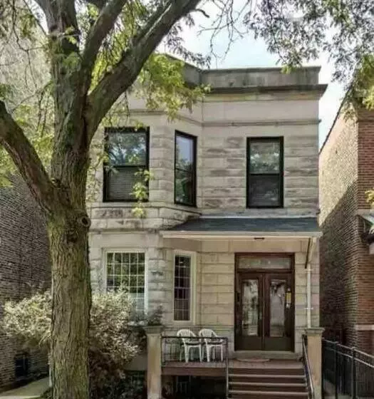 The Wrigleyville Deluxe  Steps From Wrigley Sleeps 10