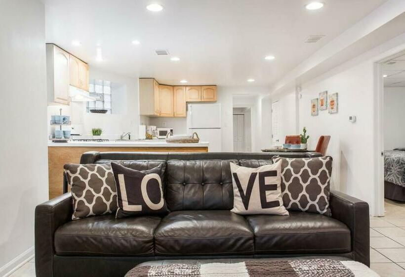 The Wrigleyville Deluxe Steps From Wrigley Sleeps 10