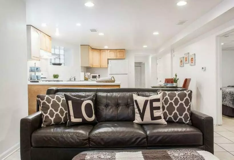 The Wrigleyville Deluxe  Steps From Wrigley Sleeps 10