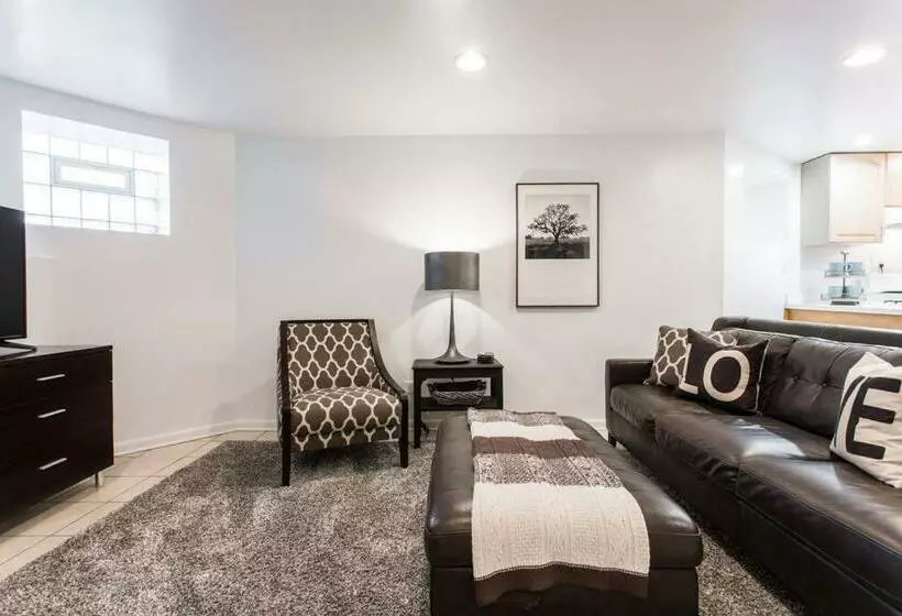 The Wrigleyville Deluxe  Steps From Wrigley Sleeps 10