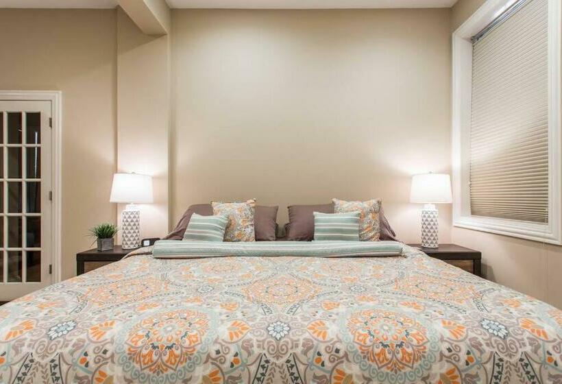 The Wrigleyville Deluxe Steps From Wrigley Sleeps 10