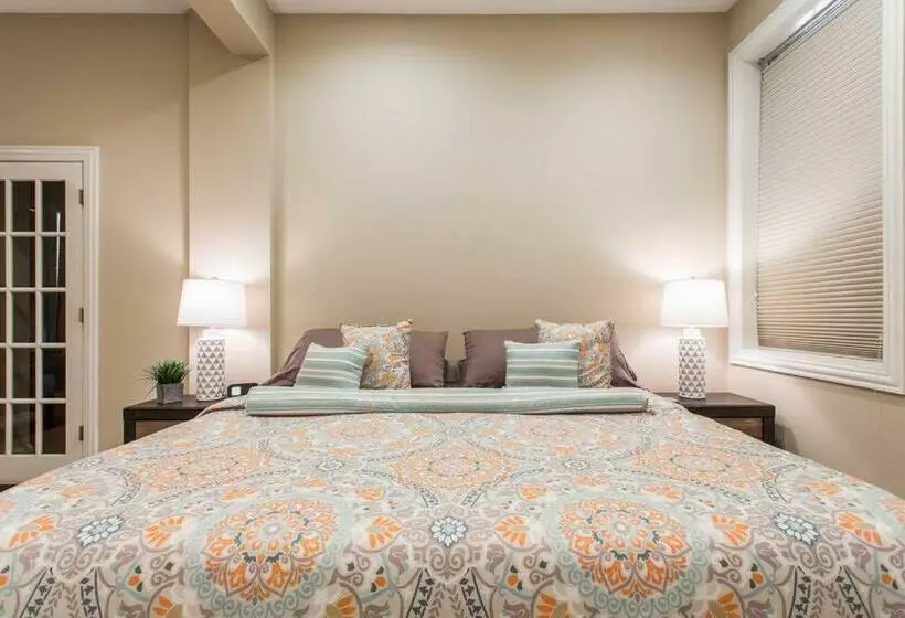 The Wrigleyville Deluxe  Steps From Wrigley Sleeps 10