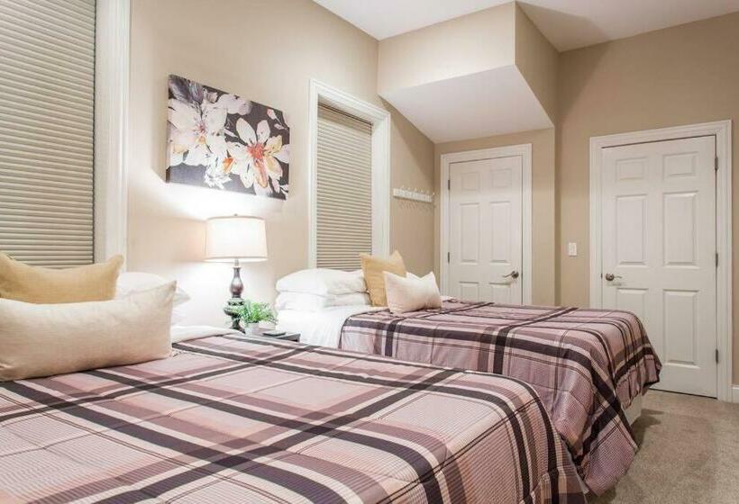 The Wrigleyville Deluxe Steps From Wrigley Sleeps 10