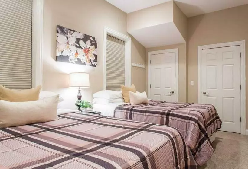 The Wrigleyville Deluxe  Steps From Wrigley Sleeps 10