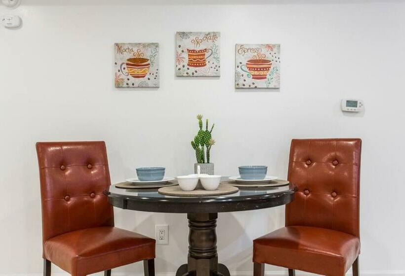 The Wrigleyville Deluxe Steps From Wrigley Sleeps 10