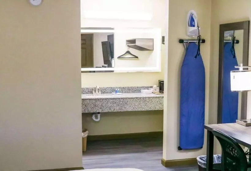 בית מלון כפרי Rodeway Inn