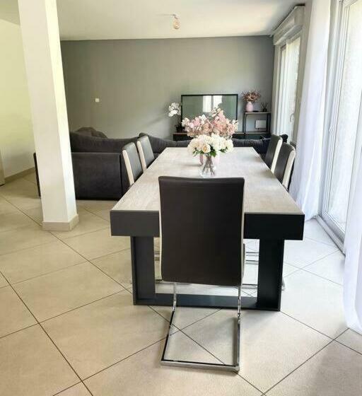 Agréable Et Grande Maison Avec Parking + Jardin