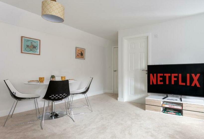 Market Apartment By Creative Stays