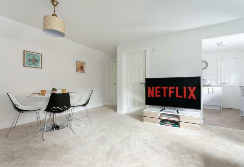 Market Apartment By Creative Stays