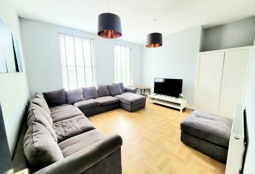 Beautiful Georgian Mansion! By City Sparrow