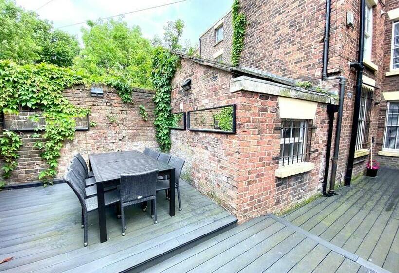 Beautiful Georgian Mansion! By City Sparrow