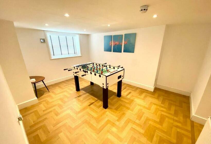 Beautiful Georgian Mansion! By City Sparrow