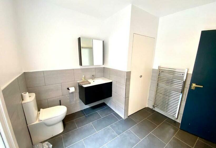 Beautiful Georgian Mansion! By City Sparrow