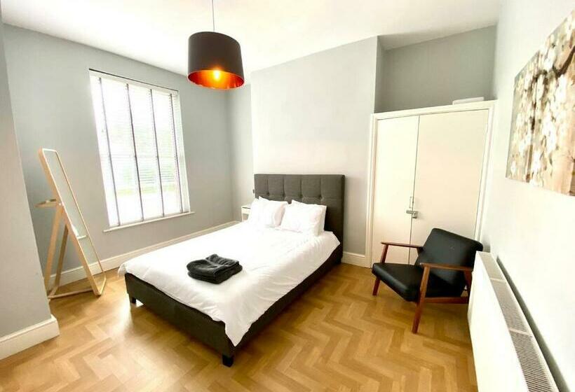 Beautiful Georgian Mansion! By City Sparrow