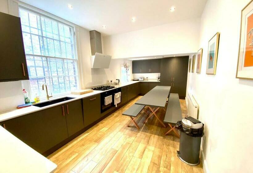 Beautiful Georgian Mansion! By City Sparrow