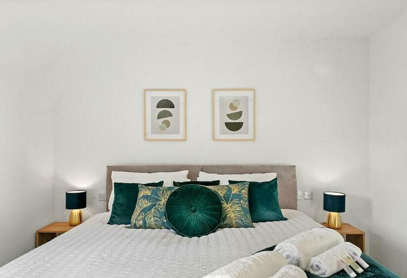 Townhouse In Dartford Sleeps 8 With Free Parking