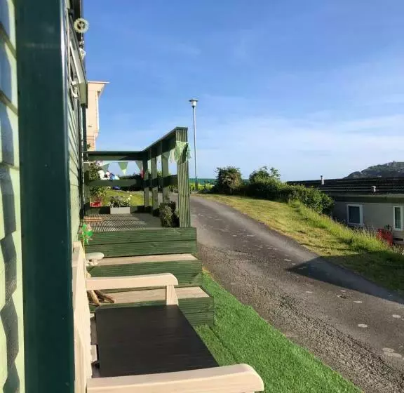 Cosy Holiday Caravan Minutes From The Beach