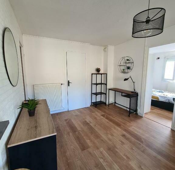 T2 Rénové Avec Parking Gratuit Sur Place