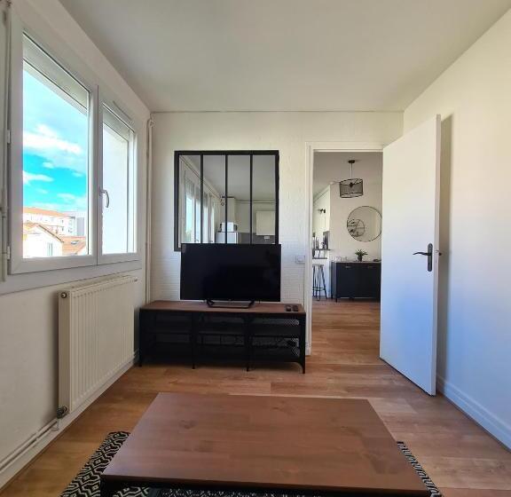 T2 Rénové Avec Parking Gratuit Sur Place