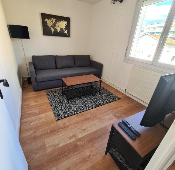 T2 Rénové Avec Parking Gratuit Sur Place