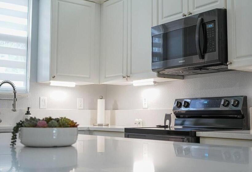 Modern Townhouse With Pool Close To Disney & Silver Spurs Arena