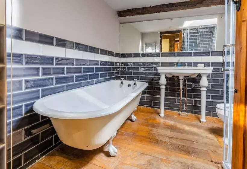 Remarkable 4 Bed Cottage In Cearleon