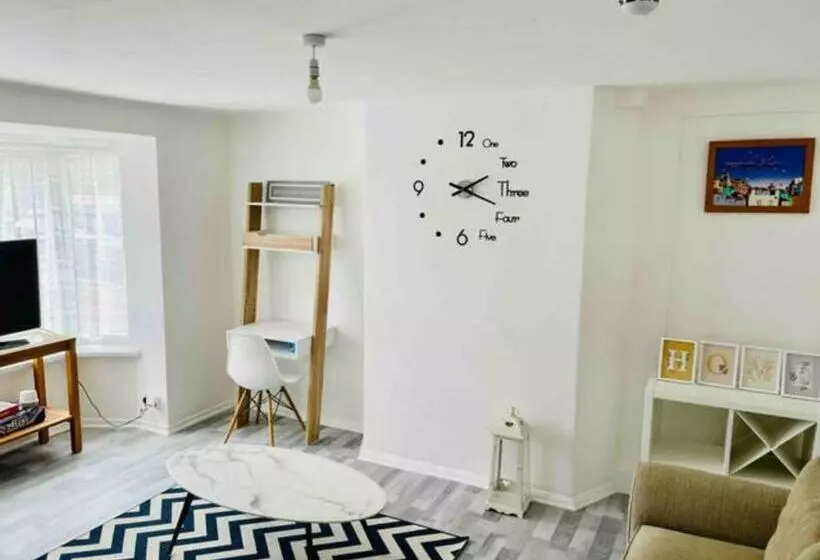 Fabulous, Spacious, Newly Refurbished Home Close To Heathrow Airport