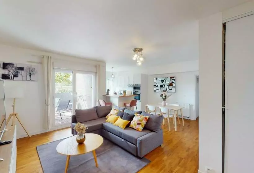 Live Like A Local Stylish 2br With Balcony & Parking